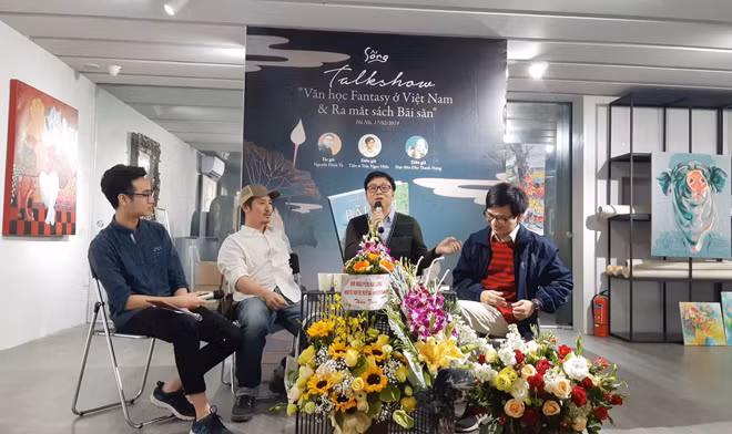Nhà văn Nguyễn Đình Tú (thứ 2 từ phải sang) trong buổi talkshow về chủ đề "Văn học Fantasy ở Việt Nam" và ra mắt tiểu thuyết "Bãi săn" của anh. Nhà văn Nguyễn Đình Tú (thứ 2 từ phải sang) trong buổi talkshow về chủ đề "Văn học Fantasy ở Việt Nam" và ra mắt tiểu thuyết "Bãi săn" của anh.