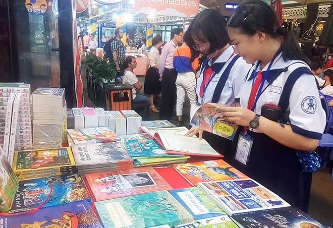 Các em thiếu nhi lựa chọn sách tại Hội sách Thiếu nhi TP Hồ Chí Minh 2019. Các em thiếu nhi lựa chọn sách tại Hội sách Thiếu nhi TP Hồ Chí Minh 2019.