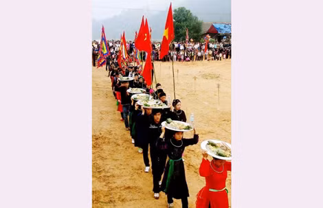Lễ hội Lồng Tồng là lễ hội truyền thống của đồng bào dân tộc Tày tỉnh Tuyên Quang.