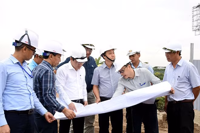 Ông Nguyễn Danh Duyên - Tổng Giám đốc và ông Nguyễn Anh Dũng - Phó Tổng Giám đốc EVNHANOI kiểm tra công tác thi công tại công trường.