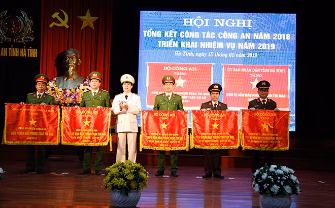 Đại tá Lê Văn Sao, Giám đốc Công an tỉnh trao cờ thi đua xuất sắc của Bộ công an cho các đơn vị Đại tá Lê Văn Sao, Giám đốc Công an tỉnh trao cờ thi đua xuất sắc của Bộ công an cho các đơn vị
