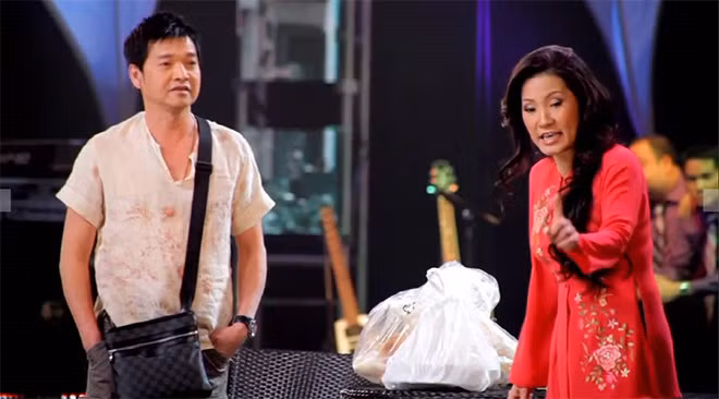 Nghệ sĩ Quang Minh và Hồng Đào trên sân khấu.