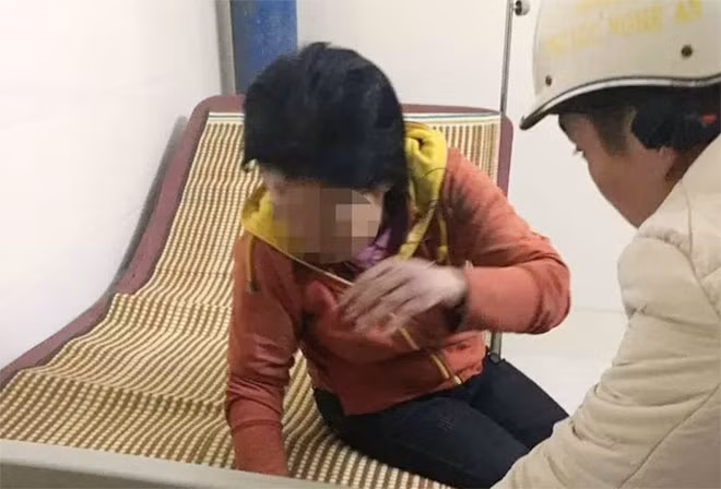 Chị M. được người dân đưa đến cơ sơ y tế cấp cứu.