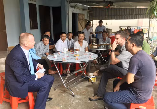 Nhiều nhà báo nước ngoài đã có mặt tại gia đình người mất liên lạc trong quá trình sang Anh để tìm hiểu thông tin. Nhiều nhà báo nước ngoài đã có mặt tại gia đình người mất liên lạc trong quá trình sang Anh để tìm hiểu thông tin.