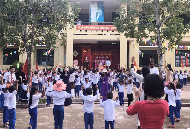 TS Lê Thị Hương - Giám đốc Sở GD&ĐT Quảng Trị chung vui cùng học trò miền núi trong ngày hội khai trường.