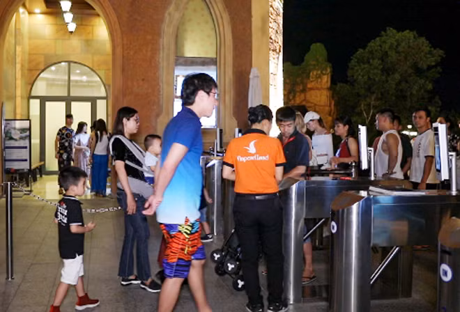 Hệ thống nhận diện khuôn mặt hoạt động tốt trong ánh sáng ban ngày và ban đêm)