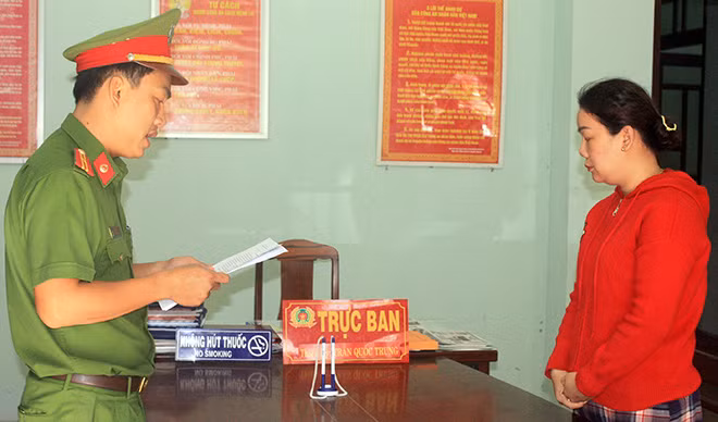 Cơ quan CSĐT Công an TP Đà Nẵng tống đạt quyết định khởi tố, bắt tạm giam Trần Thị Như Hoa.