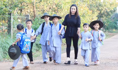 Ca sĩ Phi Nhung thường xuyên về chùa ở Bình Phước với các con nuôi.