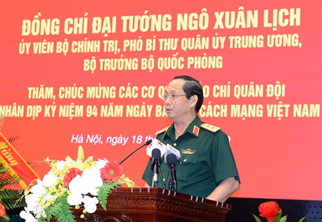 Trung tướng Trần Quang Phương báo cáo kết quả hoạt động công tác báo chí trong quân đội và quy hoạch phát triển báo chí trong Quân đội đến năm 2025.