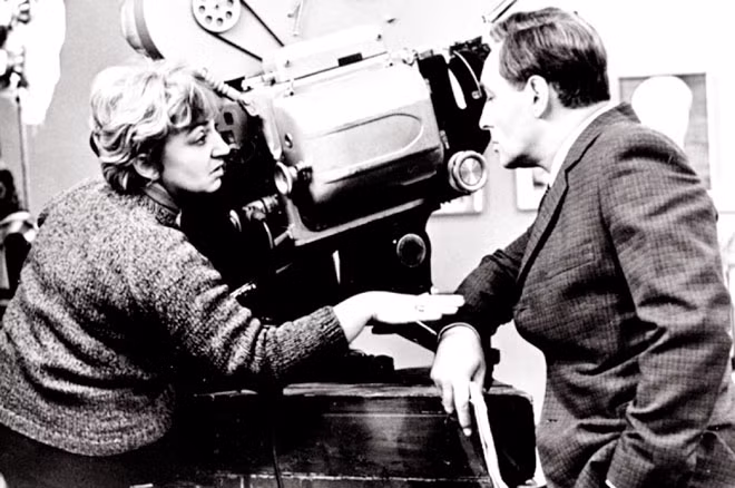 Nữ đạo diễn Tatyana Lioznova và diễn viên Vyacheslav Tikhonov. Nữ đạo diễn Tatyana Lioznova và diễn viên Vyacheslav Tikhonov.