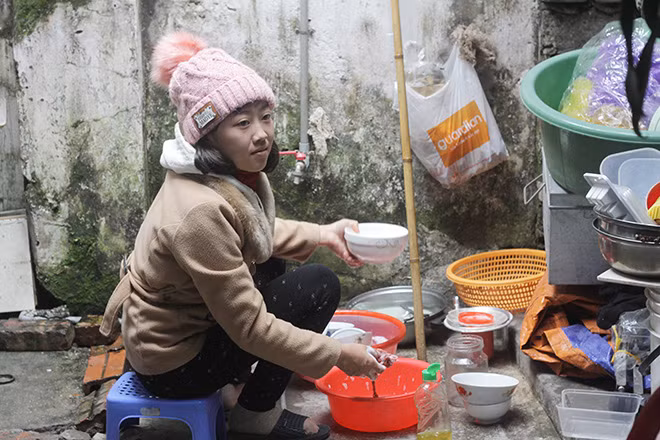 Em Đặng Thị Xiêm ở “xóm chạy thận” Hà Nội.