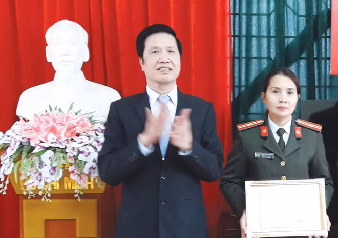 Trung tá Phạm Thùy Hương nhận giải trong Liên hoan phát thanh, truyền hình toàn tỉnh Hưng Yên lần thứ VIII (2016). Trung tá Phạm Thùy Hương nhận giải trong Liên hoan phát thanh, truyền hình toàn tỉnh Hưng Yên lần thứ VIII (2016).