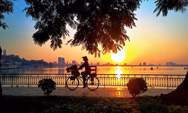 Hoàng hôn hồ Tây. Ảnh: L.G