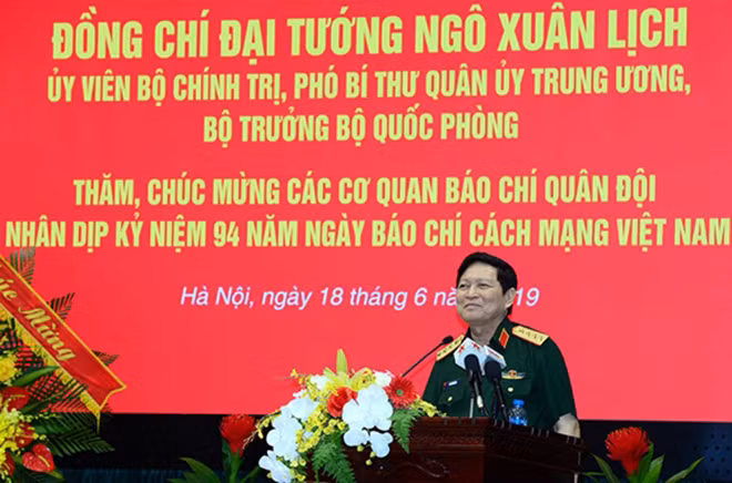 Bộ trưởng Ngô Xuân Lịch phát biểu chúc mừng các cơ quan báo chí Quân đội.