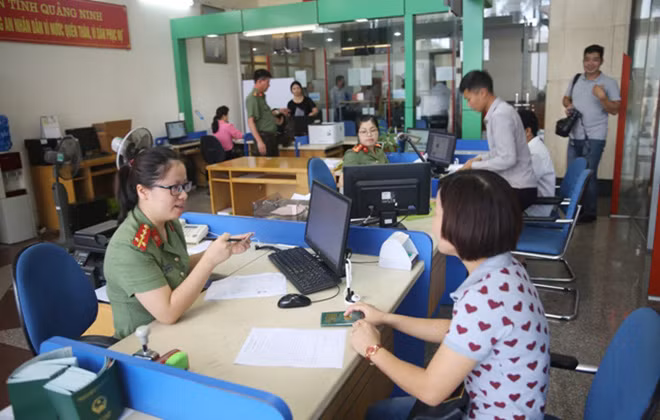 Công an Quảng Ninh làm thủ tục xuất, nhập cảnh cho công dân.
