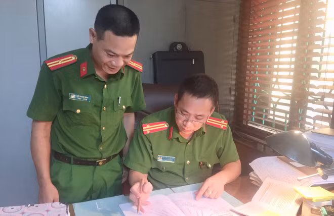 Trung tá Nguyễn Quang Hòa (người ngồi) chỉ đạo, xử lý công việc.
