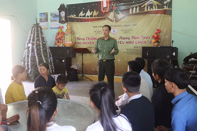 Công an huyện Sơn Hà tuyên truyền đến hội thánh Tin Lành nhân dịp lễ giáng sinh. Công an huyện Sơn Hà tuyên truyền đến hội thánh Tin Lành nhân dịp lễ giáng sinh.