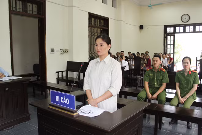 Lê Thị Huệ tại phiên tòa. Lê Thị Huệ tại phiên tòa.