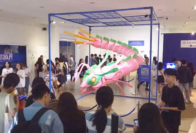 Mô hình quái vật trong triển lãm "Loài Plastic" thu hút đông đảo bạn trẻ tham quan.