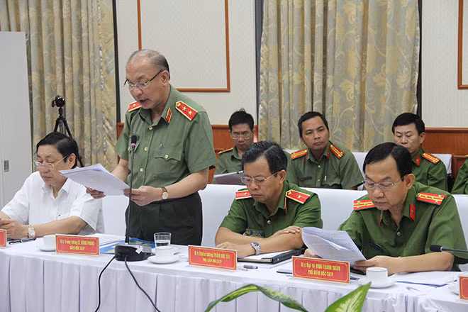 Giám đốc CATP Lê Đông Phong báo cáo kết quả công tác với đồng chí Bộ trưởng và đoàn kiểm tra.