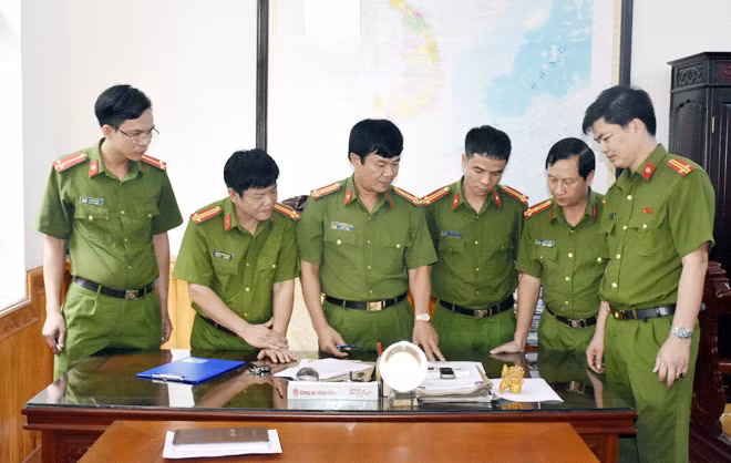Lãnh đạo Công an tỉnh Thanh Hóa triển khai kế hoạch phá án cùng cán bộ chiến sĩ Phòng Cảnh sát hình sự.