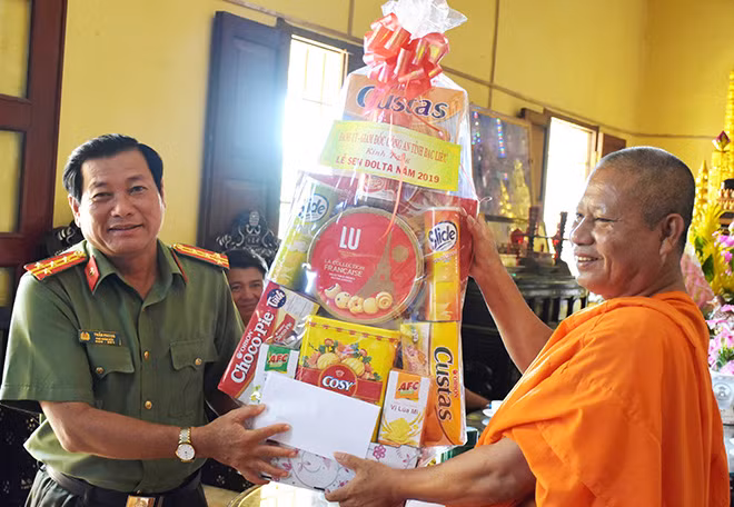 Đại tá Trần Phong, Phó Giám đốc Công an tỉnh Bạc Liêu thăm, tặng quà Thượng tọa Tăng Sa Vong, Phó Chủ tịch Hội đoàn kết sư sãi yêu nước tỉnh Bạc Liêu, Trụ trì chùa Cái Giá Chót