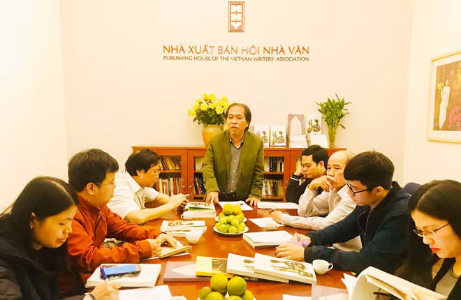 Ban Biên tập chuyên đề “Viết & Đọc” giới thiệu với báo chí về ấn phẩm mới ra mắt.