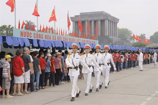 Cán bộ, chiến sĩ Trung đoàn 375 đảm bảo an ninh trật tự cho nhân dân vào Lăng viếng Bác.