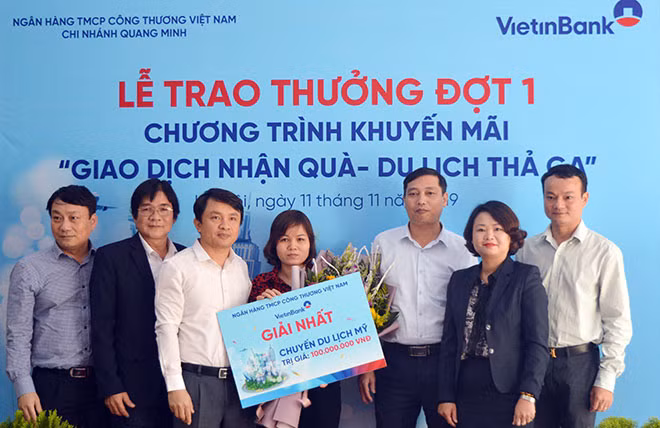 Các cán bộ VietinBank chúc mừng KH may mắn.