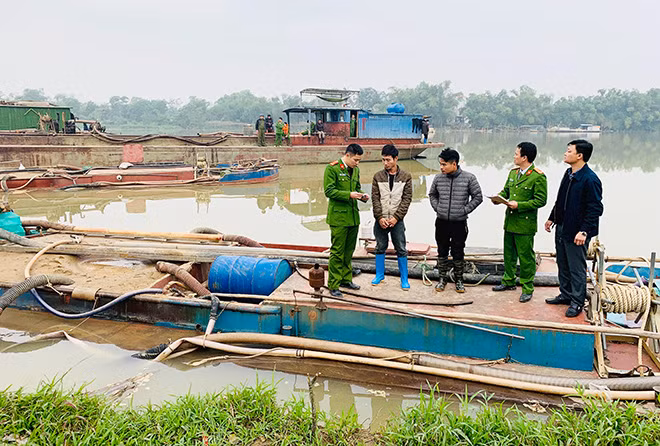 Lực lượng Công an lập biên bản tạm giữ 2 tàu hút cát trái phép