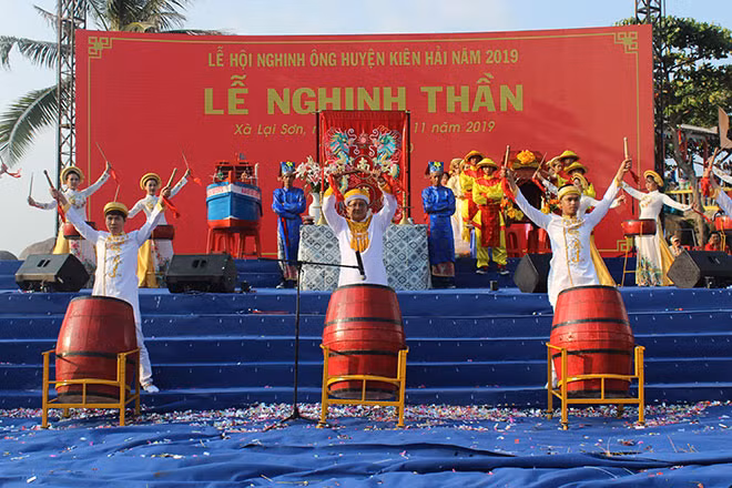 Tiết mục trống hội trong Lễ Nghinh thần diễn ra vào sáng 12-11 tại Dinh Ông Nam Hải.