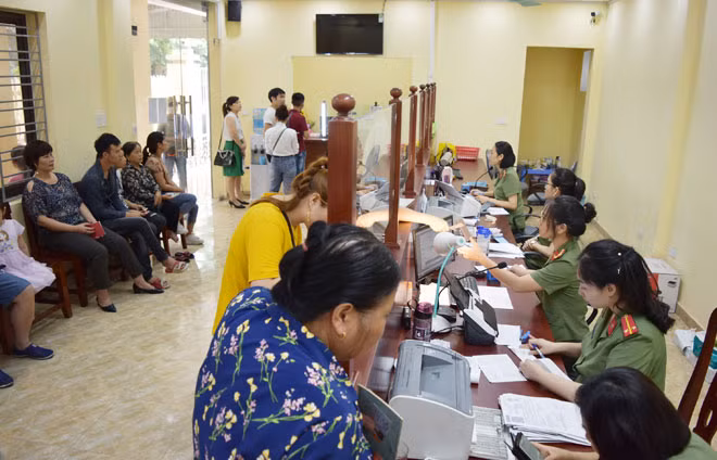 Cán bộ Phòng Quản lý xuất nhập cảnh, Công an tỉnh Hải Dương tiếp dân, làm thủ tục xuất, nhập cảnh.