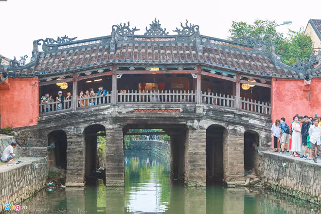 Chùa Cầu ở phố cổ Hội An đang đứng trước những đòi hỏi nghiêm ngặt trong việc trùng tu, tôn tạo.