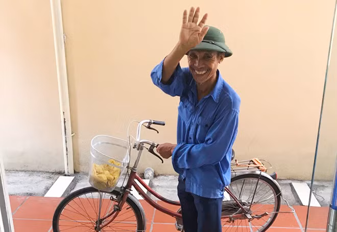 Nụ cười rạng rỡ của thương binh Hoàng Minh Chiến khi ra về