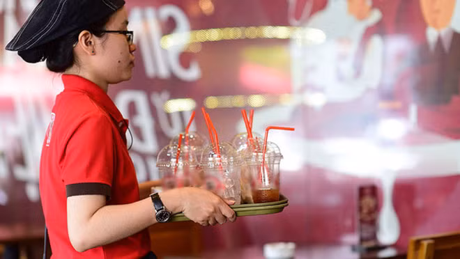 Đồ nhựa dùng một lần hiện đang được sử dụng rất phổ biến ở VN - Ảnh: Q.Đ.