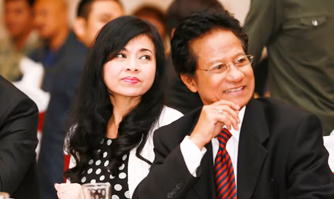 Vợ chồng ca sĩ Chế Linh hiện tại.