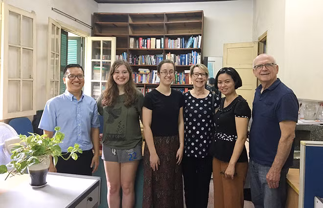 Vợ chồng bà Diana Dudzik và những người bạn Việt Nam.