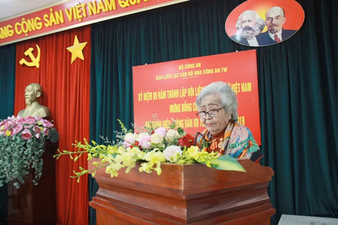 Phó trưởng BLL Lê Thu báo cáo Hoạt động 10 năm thiện nguyện. Phó trưởng BLL Lê Thu báo cáo Hoạt động 10 năm thiện nguyện.
