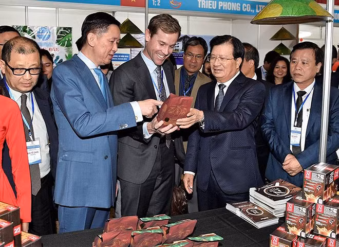 Phó Thủ tướng Trịnh Đình Dũng thăm gian hàng hội chợ - Ảnh: VGP/Nhật Bắc Phó Thủ tướng Trịnh Đình Dũng thăm gian hàng hội chợ - Ảnh: VGP/Nhật Bắc