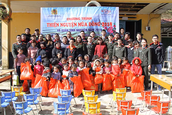 Hơn 40 em học sinh đón nhận tình cảm từ đoàn tình nguyện Hơn 40 em học sinh đón nhận tình cảm từ đoàn tình nguyện