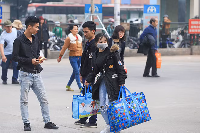 Đồ đạc lỉnh kỉnh là hình ảnh quen thuộc ở bến xe lúc này.