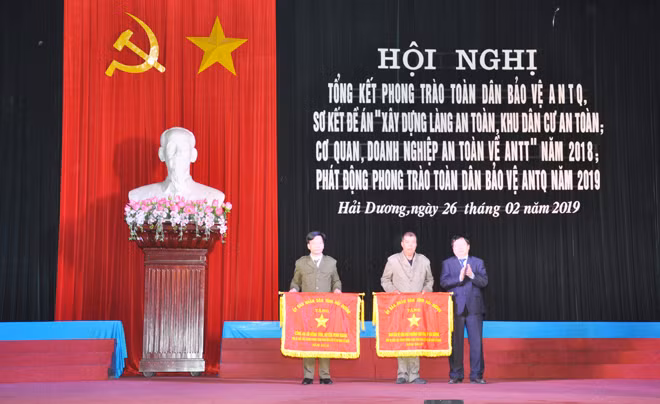Đồng chí Nguyễn Dương Thái trao Cờ thi đua của UBND tỉnh Hải Dương cho 2 tập thể Đồng chí Nguyễn Dương Thái trao Cờ thi đua của UBND tỉnh Hải Dương cho 2 tập thể