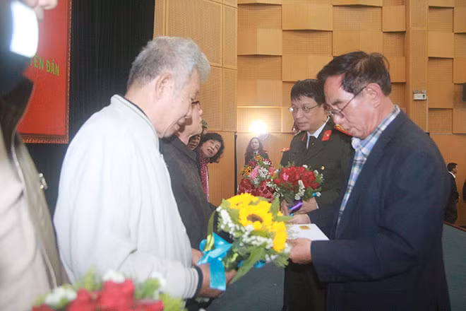 Đại tá Phạm Quang Khải cùng Ban Chủ nghiệm Câu lạc bộ mừng thọ các đồng chí cán bộ hưu trí Cục Truyền thông CAND.