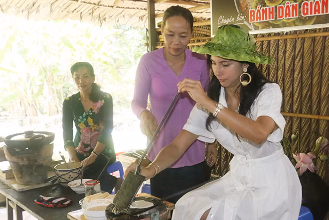 Khách nước ngoài trải nghiệm làm bánh tại nhà dân ở Cồn Sơn (Cần Thơ).