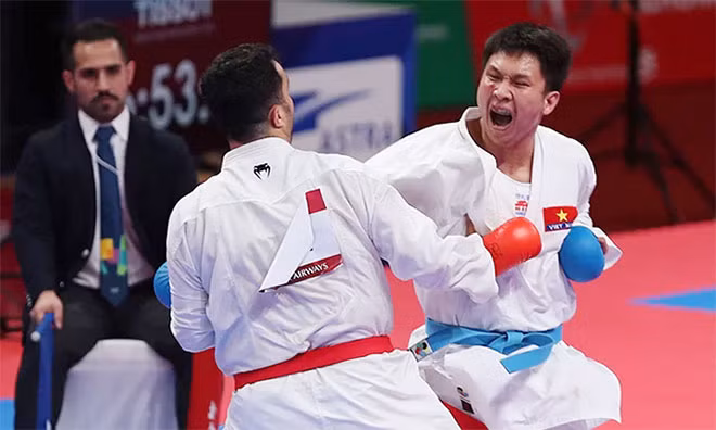 Võ sĩ Nguyễn Minh Phụng (phải) không thể dự SEA Games 30 cùng đội tuyển quốc gia.