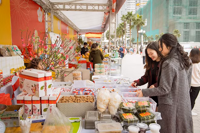 Đặc sản địa phương và các mặt hàng bánh kẹo, thực phẩm Tết đa dạng thu hút khách hàng