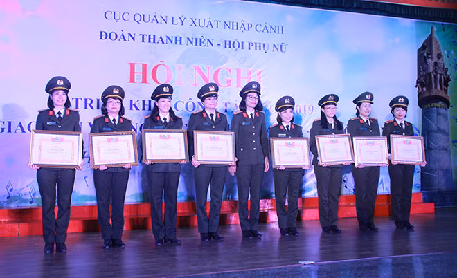 Trung tá Nguyễn Thị Quế, Phó Chủ tịch Hội phụ nữ Bộ Công an tặng Bằng khen cho các Hội viên đã có thành tích xuất sắc trong thực hiện nhiệm vụ.