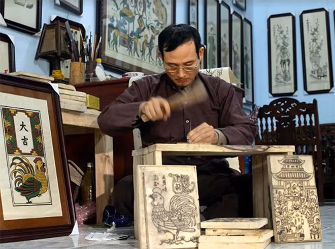 Ngày nay, số nghệ nhân có khả năng chạm khắc ván in như nghệ nhân Nguyễn Hữu Quả (con trai thứ của nghệ nhân Nguyễn Hữu Sam) rất hiếm hoi. Ảnh: Lê Bích Ngày nay, số nghệ nhân có khả năng chạm khắc ván in như nghệ nhân Nguyễn Hữu Quả (con trai thứ của nghệ nhân Nguyễn Hữu Sam) rất hiếm hoi. Ảnh: Lê Bích