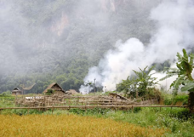 Khói lam chiều mênh mông trong khung cảnh làng quê Việt.