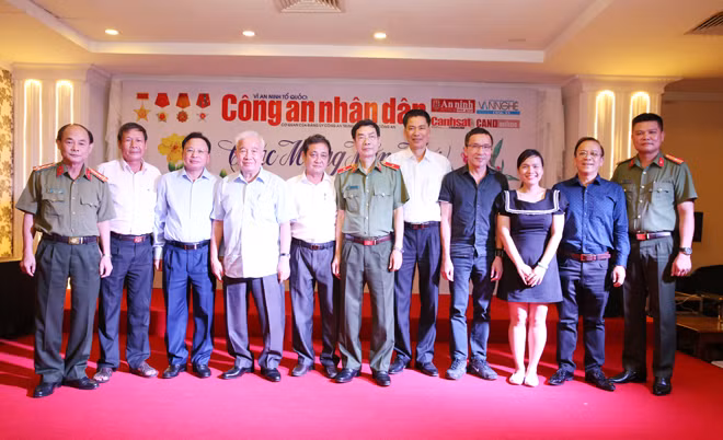 Trung tướng Võ Thái Hòa, nguyên Thứ trưởng Bộ Công an; Thiếu tướng Mai Văn Hà, Cục trưởng Cục Truyền thông CAND; Thiếu tướng, Tổng biên tập Phạm Văn Miên và các đại biểu dự hội nghị. Trung tướng Võ Thái Hòa, nguyên Thứ trưởng Bộ Công an; Thiếu tướng Mai Văn Hà, Cục trưởng Cục Truyền thông CAND; Thiếu tướng, Tổng biên tập Phạm Văn Miên và các đại biểu dự hội nghị.